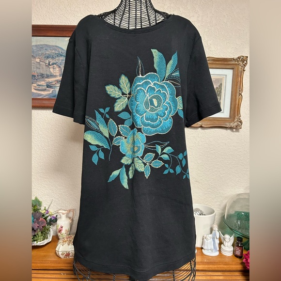White Stag Tops - NWOT women’s t shirt with beautiful blue and green rose size M by White Stag